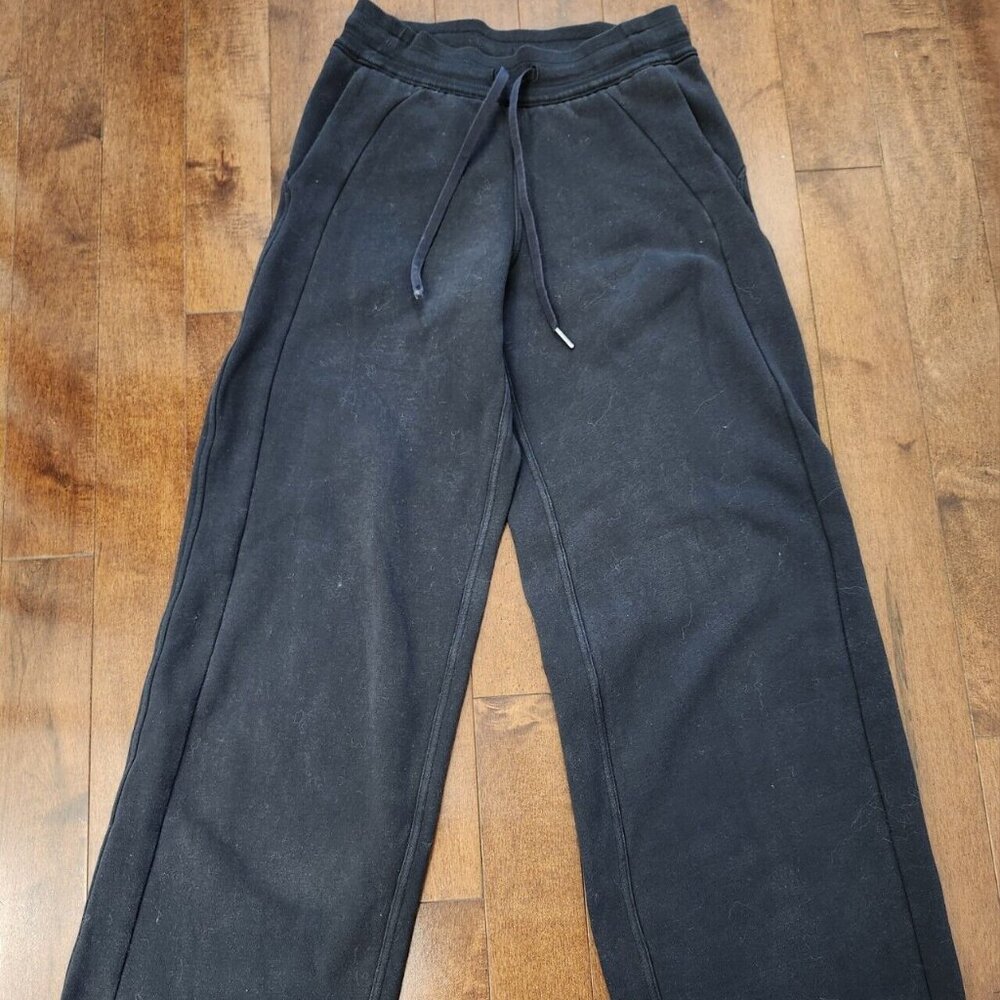 Lululemon women's wide leg black joggers in size 4
